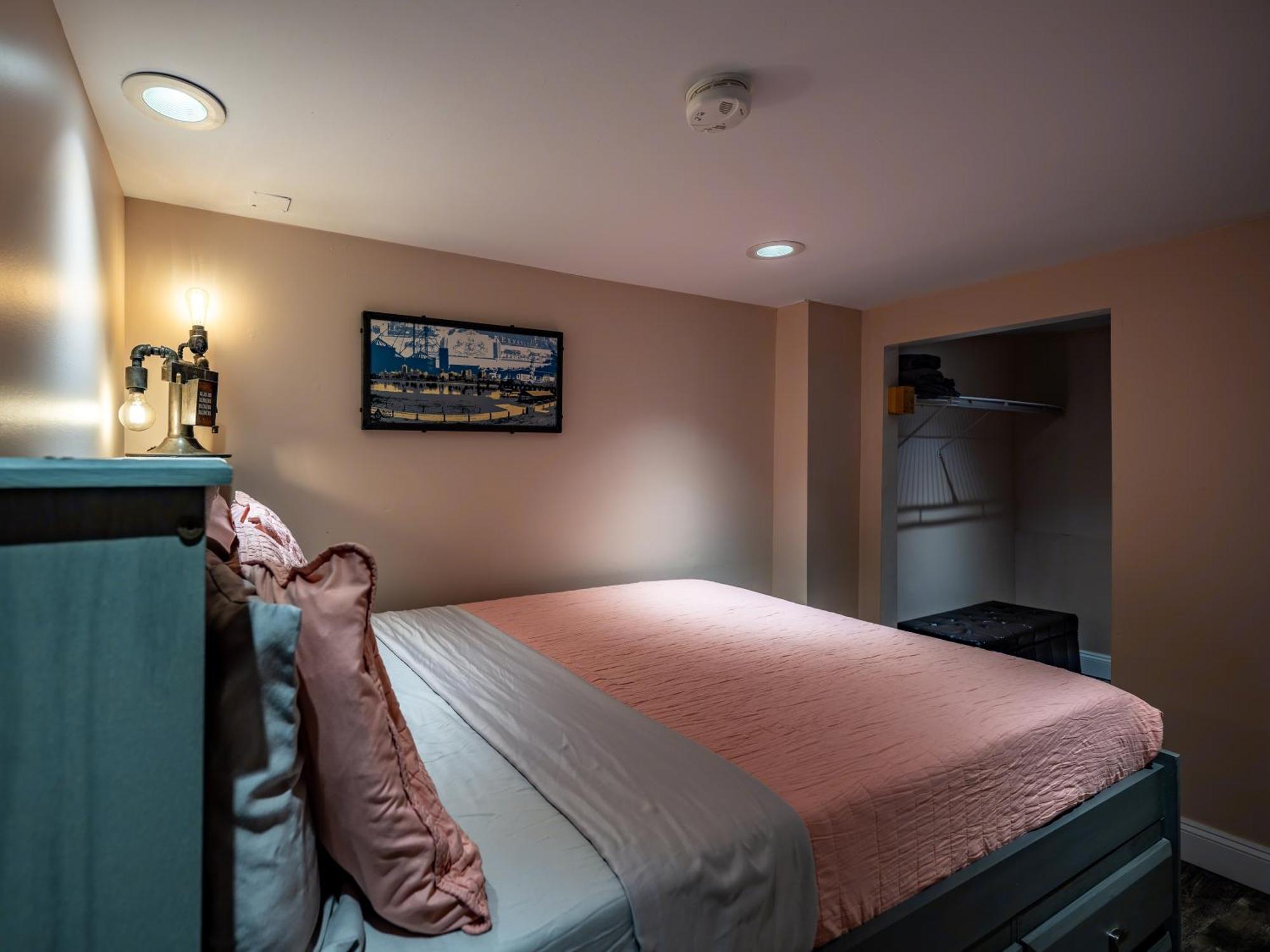 Burgbnb Downtown Hotel *